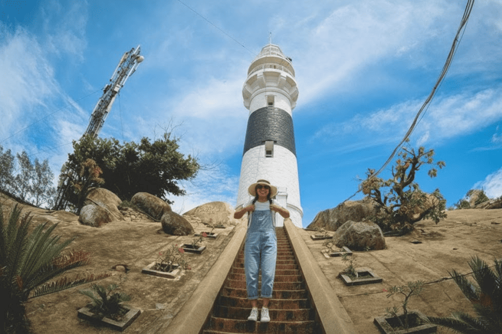 Du khách thích thú chụp hình cùng ngọn hải đăng Cù Lao Xanh